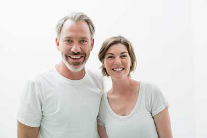 Proträtfoto von einem Mann und einer Frau mit Implantaten